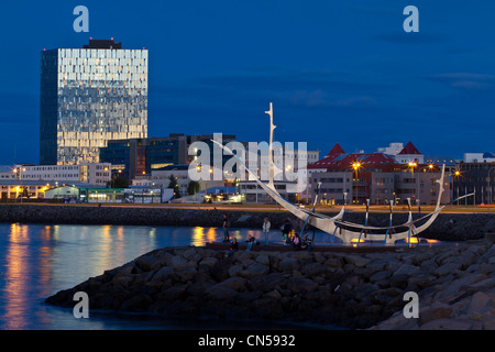 Island, Reykjavik, Touristen am Abend in der Nähe von Solfar oder Sun Voyager, Skulptur aus Metall Jon Gunnar Arnasonndais Stockfoto