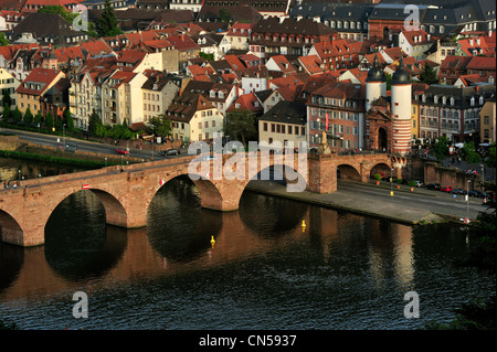Deutschland, Baden-Württemberg, Heidelberg, die Stadt vom rechten Ufer des Neckars und die alte Brücke Karl-Theodor-Brücke Stockfoto
