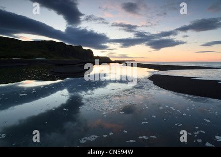 Island, Sudurland Region, Vik, schwarzen Sand Strand von Vik in der Dämmerung Stockfoto