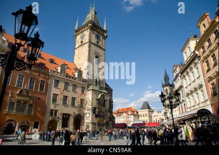 Prag. Tschechische Republik. April 2012. Das geschäftige Zentrum von Prag, Touristen drängen sich dem historischen Ring an einem sonnigen Frühlingstag. Stockfoto