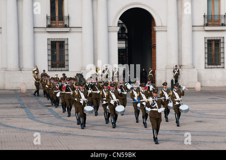 Chile, Santiago de Chile, ändern des Schutzes am Palacio De La Moneda Stockfoto