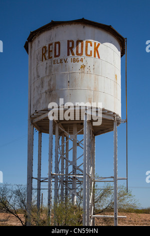 Historische Eisenbahn Wassertank befindet sich auf der Red Rock Ausfahrt i-10 im Süden Arizonas oberhalb von Tucson. Stockfoto