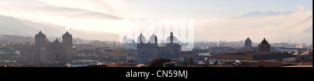 Provinz von Cuzco, Peru, Cuzco, aufgeführt als Weltkulturerbe der UNESCO, Panoramablick auf das historische Zentrum im Morgennebel Stockfoto