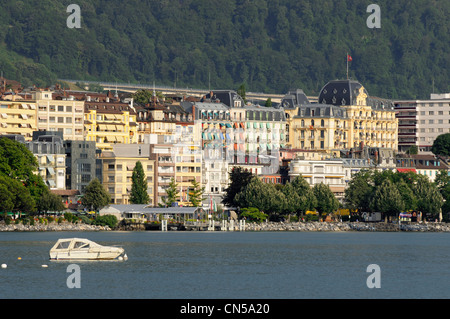 Montreux, Montreux, Kanton Waadt, Schweiz am Wasser und den Genfer See, auf der rechten Seite des Grand Hotel Majestic Stockfoto