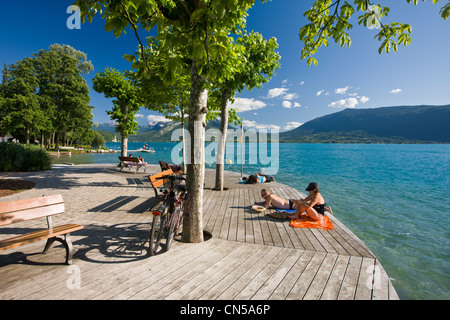 Frankreich, Haute Savoie, Veyrier du Lac, Kais und Strand am See von Annecy Stockfoto