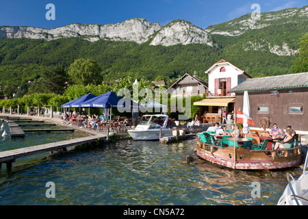 Frankreich, Haute Savoie, Veyrier du Lac, Yachthafen, Café und Restaurant am See von Annecy Stockfoto