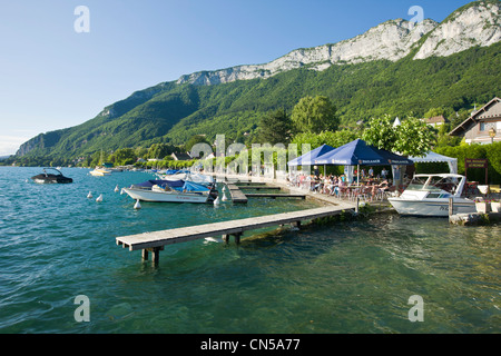 Frankreich, Haute Savoie, Veyrier du Lac, Yachthafen, Café und Restaurant am See von Annecy Stockfoto