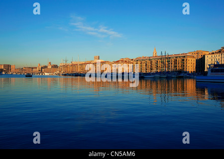 Frankreich, Bouches du Rhone, Marseille, 2. Arrondissement, Vieux Port, Quai du Port, Panier Bezirk und der Accoules-Glockenturm Stockfoto