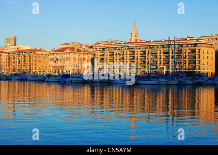 Frankreich, Bouches du Rhone, Marseille, 2. Arrondissement, Vieux Port, Quai du Port, Panier Bezirk und der Accoules-Glockenturm Stockfoto