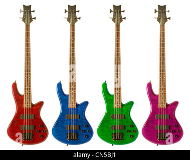 Mehrfarbige Bassgitarren vor weißem Hintergrund