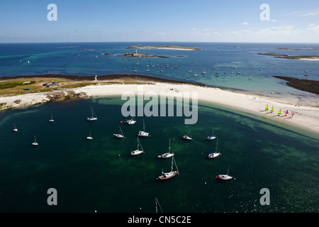 Frankreich, Finistere, Archipel des Glenan, Sandbank zwischen Ile de Bananaec auf der linken Seite und Ile Saint-Nicolas (Luftbild) Stockfoto