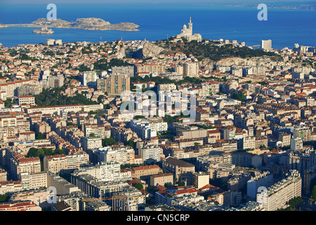 Bouches du Rhone, Marseille, Notre Dame De La Garde, Frankreich, den Archipel von Friaul im Hintergrund (Luftbild) Stockfoto