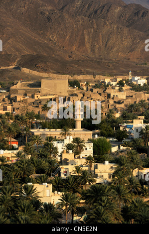 Sultanat von Oman, Al Dakhiliyah Region, westlichen Hajar-Gebirge, Bahla, im Hintergrund die Festung Weltkulturerbe durch Stockfoto