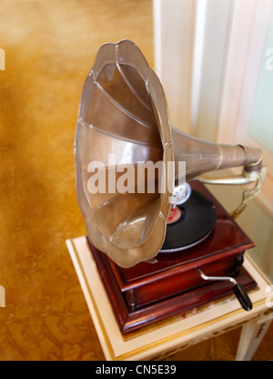 Porträt, veraltete alte Uhrwerk Gramophone in einem Raum innere Einstellung auf ein Kaffee-Beistelltisch Stockfoto