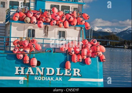 Bunten Festwagen hängenden Heck des Sac Roe Heringsfischerei zart in Sitka, Alaska angedockt. Stockfoto