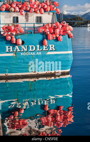 Bunten Festwagen hängenden Heck des Sac Roe Heringsfischerei zart in Sitka, Alaska angedockt. Stockfoto