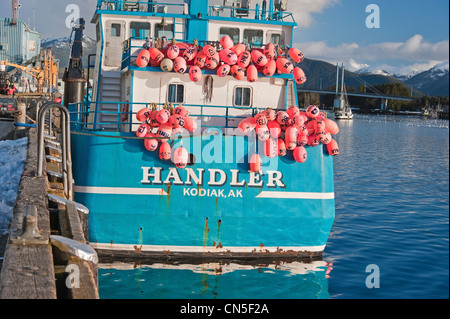 Bunten Festwagen hängenden Heck des Sac Roe Heringsfischerei zart in Sitka, Alaska angedockt. Stockfoto