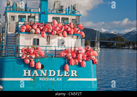 Bunten Festwagen hängenden Heck des Sac Roe Heringsfischerei zart in Sitka, Alaska angedockt. Stockfoto