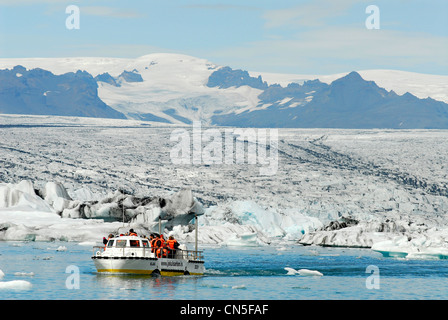 Island, Austurland Region, Touristen in ein Amphibien-Fahrzeug auf dem Jökulsárlón Glacial See und Gletscher Breidamerkurjokull in Stockfoto