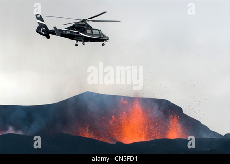 Island, Sudurland Region, Hubschrauber fliegen über den Fimmvörðuháls Vulkan, Vulkanausbruch zwischen dem Gletscher Stockfoto
