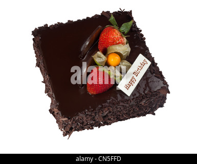 Schokolade Torte mit Erdbeer-Topping isoliert auf weißem Hintergrund Stockfoto