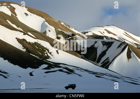 Island, Sudurland Region, Landmannalaugar, super-Jeep im Winter im Schnee Stockfoto