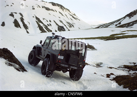 Island, Sudurland Region, Landmannalaugar, super-Jeep im Winter im Schnee Stockfoto