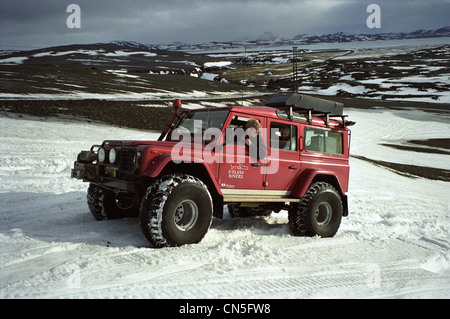 Island, Sudurland Region, Landmannalaugar, super-Jeep im Winter im Schnee Stockfoto