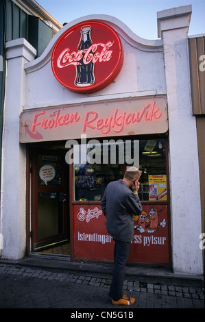 Island, Reykjavik, Straße Austurstraeti Mann telefonieren vor einem Fast-food Stockfoto