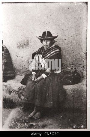 Peru, Cuzco Provinz, Cuzco, Reproduktion von einer alten Ansichtskarte, Quechua Frau in traditioneller Kleidung in 1930er Jahren Stockfoto