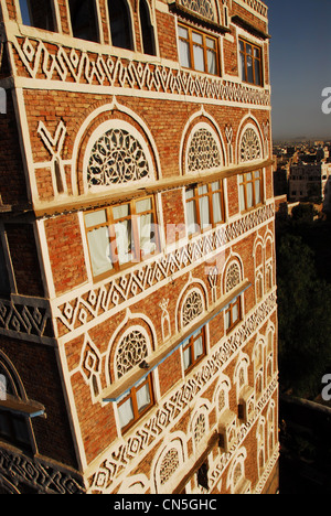 Jemen, Sanaa, Altstadt als Weltkulturerbe von der UNESCO, ein altes Gebäude mit weißen dekorativen Schnitzereien und Bogenfenster Stockfoto