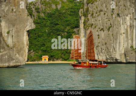 Vietnam, Provinz Quang Ninh, Halong-Bucht, die zum Weltkulturerbe der UNESCO, Junk-e-Boot in der Bucht Stockfoto