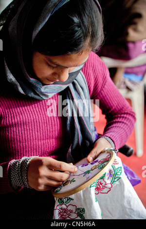 Dehradun, Indien. Frau Stickerei an Tasmia-Akademie, eine islamische Institution Unterricht Nähkünste für indische Frauen zu tun. Stockfoto