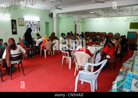 Dehradun, Uttarakhand, Indien. Tasmia-Akademie, eine muslimischen Frauenausschuss Nähen Anleitung Gruppe. Stockfoto