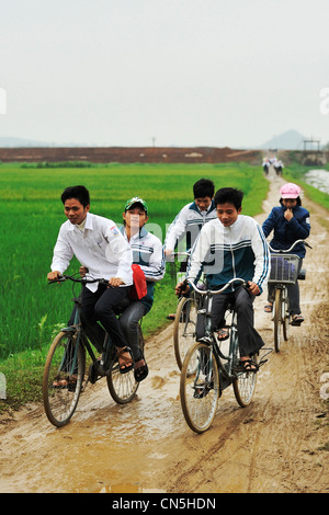 Vietnam, Ninh Binh Province, Bereich Spitznamen Inland Halong-Bucht, um Hoa Lu, Kenh Ga, Teenager, Radfahren Stockfoto