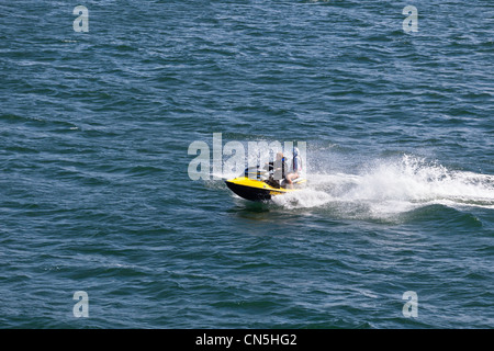 Junge, einen Jetski fahren und haben einen Passagier Stockfoto