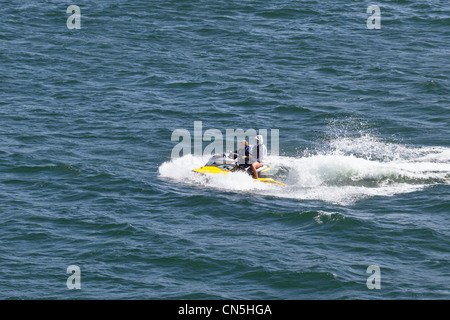 Junge, einen Jetski fahren und haben einen Passagier Stockfoto