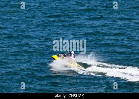 Junge, einen Jetski fahren und haben einen Passagier Stockfoto