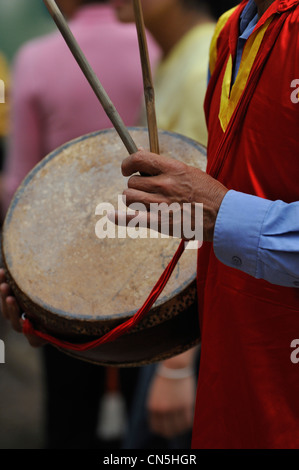 Vietnam, rund um Hanoi, Vinh Tinh, Mann spielt traditionelle Trommel Stockfoto