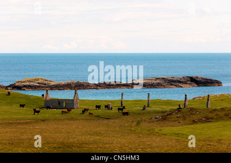 Dorf von Eòrasdail auf der Insel Vatersay in den äußeren Hebriden mit Sgeir aufgegeben ein "Chlogaid Felsen im Hintergrund. Stockfoto