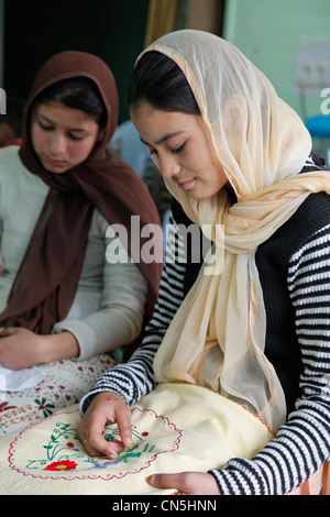 Dehradun, Indien. Indische muslimische Frau mit Nasenring üben sticken. Stockfoto