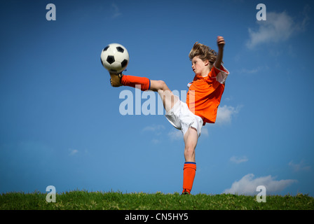 Kind treten Fußball spielen. Stockfoto