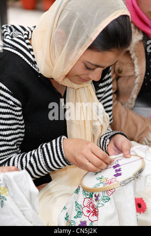 Dehradun, Indien. Frau Stickerei an Tasmia-Akademie, eine islamische Institution Unterricht Nähkünste für indische Frauen zu tun. Stockfoto