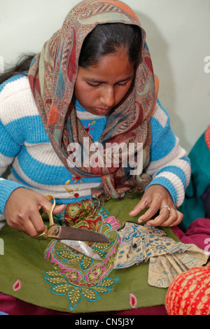 Dehradun, Indien. Muslimische Inderin arbeiten mit Stoff bei Frauen der Anweisung Class nähen. Stockfoto