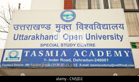 Dehradun, Indien. Zweisprachiges Schild (Hindi-English), in Devanagari und Englisch (lateinischen) Alphabet, eine Schule lehre Nähen und Sticken zu jungen Frauen. Stockfoto
