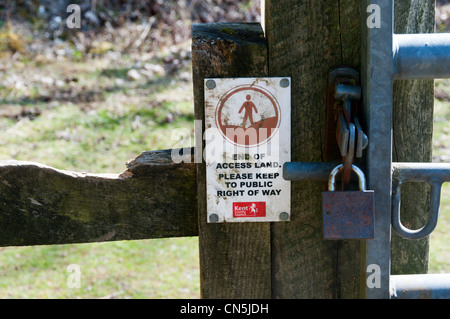 Ein Zeichen markiert das Ende der öffentlichen Zugang Land und zum Jahresbeginn einen öffentlichen Fußweg. Stockfoto