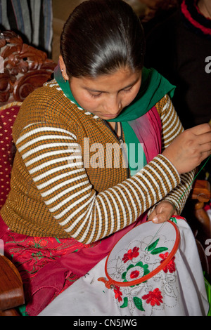 Dehradun, Indien. Frau Stickerei an Tasmia-Akademie, eine islamische Institution Unterricht Nähkünste für indische Frauen zu tun. Stockfoto