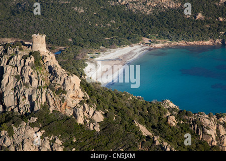 Frankreich, Corse du Sud, zwischen Bonifacio und Sartène, Golfe de Roccapina, Genueser Turm und Cala di Roccapina Beach (Luftbild) Stockfoto