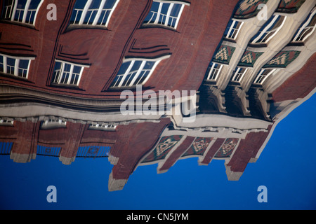 Gebäude spiegelt sich in das Stille Wasser des Canal Grande, Triest, Italien Stockfoto