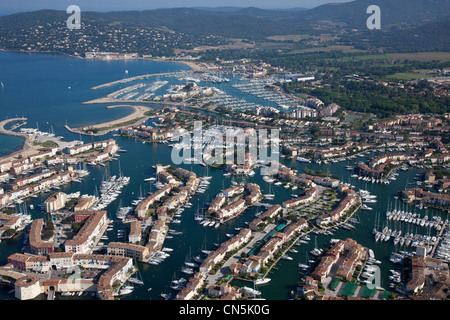 Frankreich, Var, Golf von St Tropez, Port Grimaud, Marina in der Stadt am See (Luftbild) Stockfoto